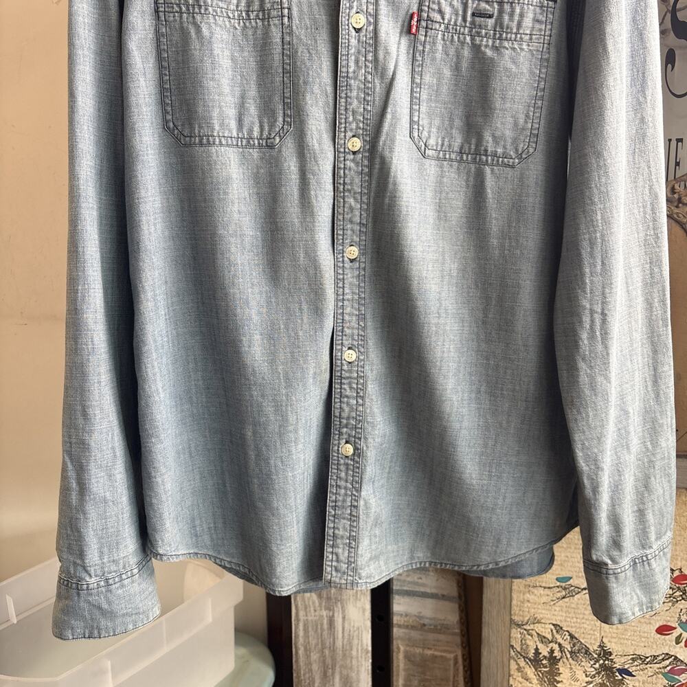 Men’s Levi Denim Modern Fit Button Up Size XL